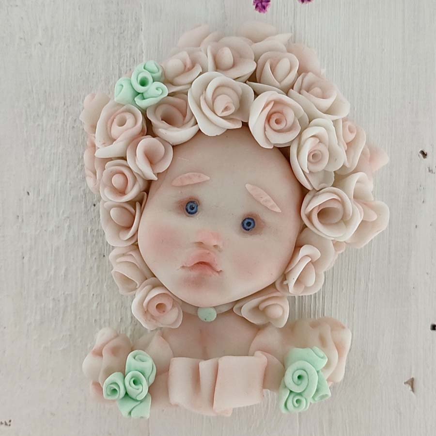 Cara de muñeca modelada a mano en porcelana fría por Evaninas.