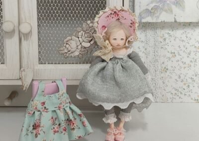 Muñeca hecha a mano con falda gris. Creada por Evaninas.