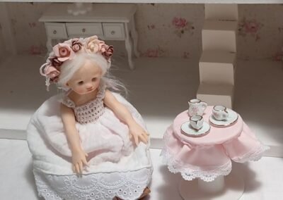 Muñeca hecha a mano con vestido blanco. Creada por Evaninas.