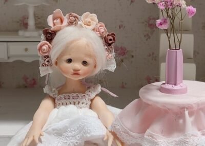 Muñeca hecha a mano con corona de flores. Creada por Evaninas.