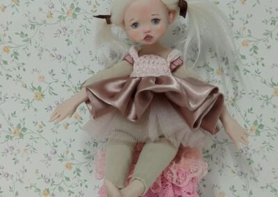 Muñeca hecha a mano con tutú rosa. Creada por Evaninas.