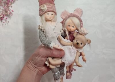 Muñeca hecha a mano con gorro de osito. Creada por Evaninas.