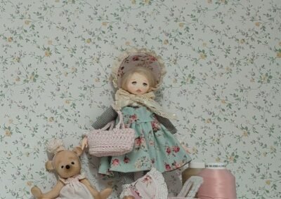 Muñeca hecha a mano con osita. Creada por Evaninas.