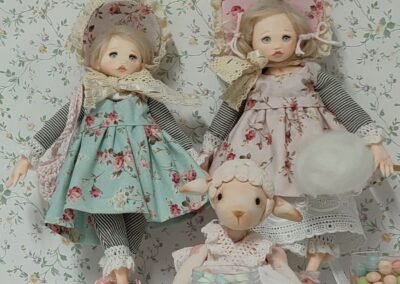 Muñeca hecha a mano con ovejita. Creada por Evaninas.