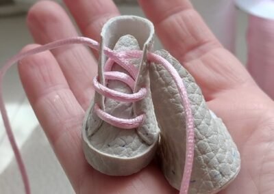 Zapatos grises de muñeca artesanal