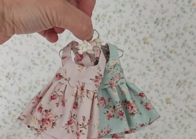 Vestido floreal de muñeca hecha a mano