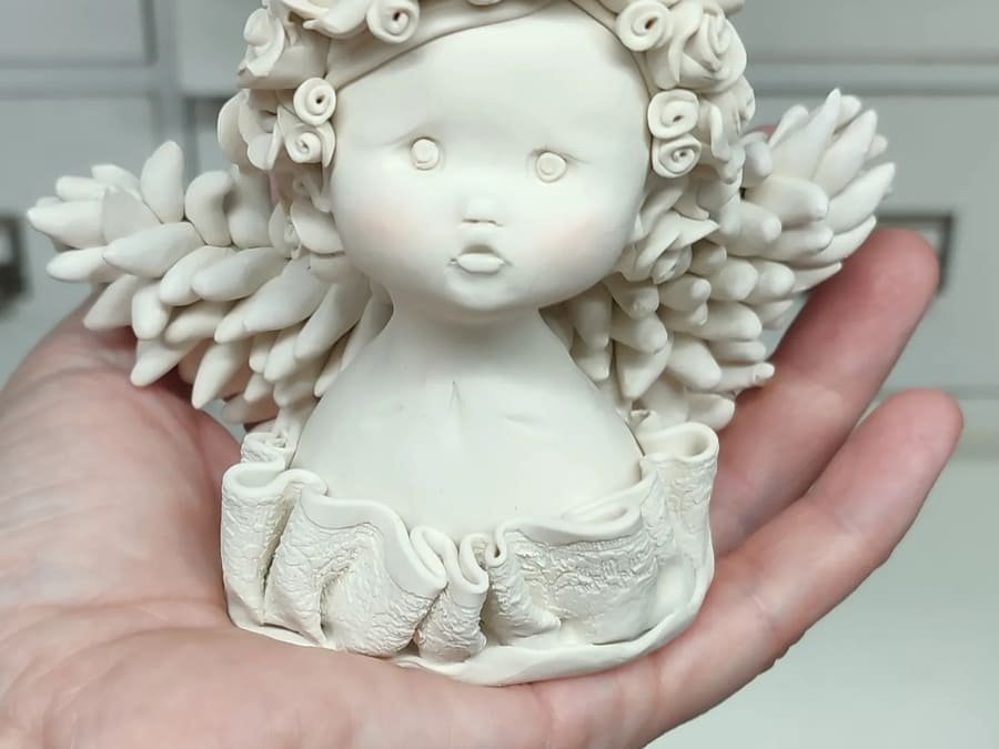 Muñeca artesanal. Angelito modelado en arcilla blanca.