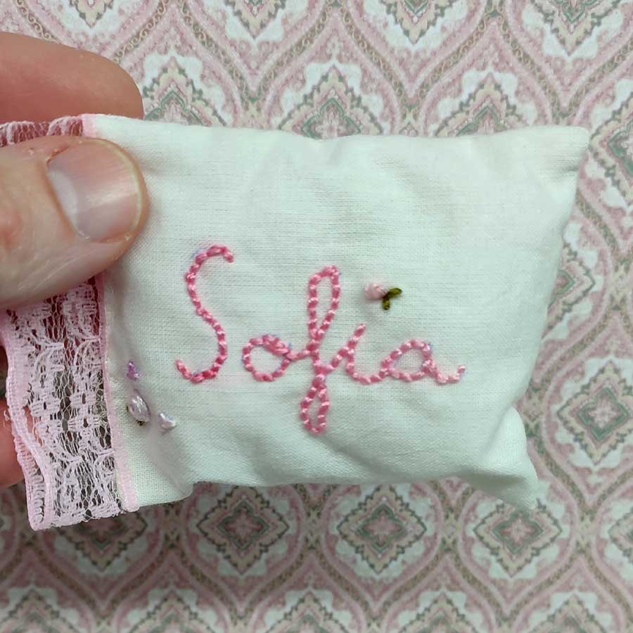 Muñeca bebé hecha a mano • Evaninas Mini almohada con nombre bordado para muñeca hecho a mano por Evaninas.
