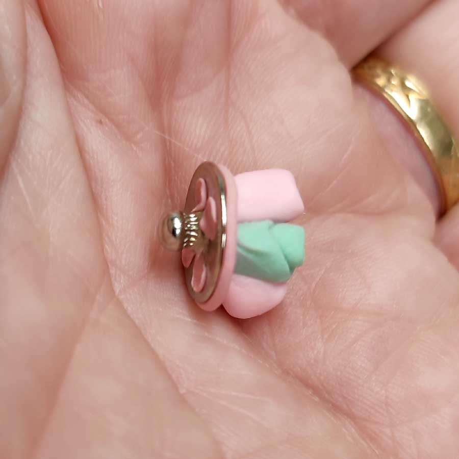 Muñeca bebé hecha a mano • Evaninas Chupete de porcelana en corchete metálico hecho a mano por Evaninas.