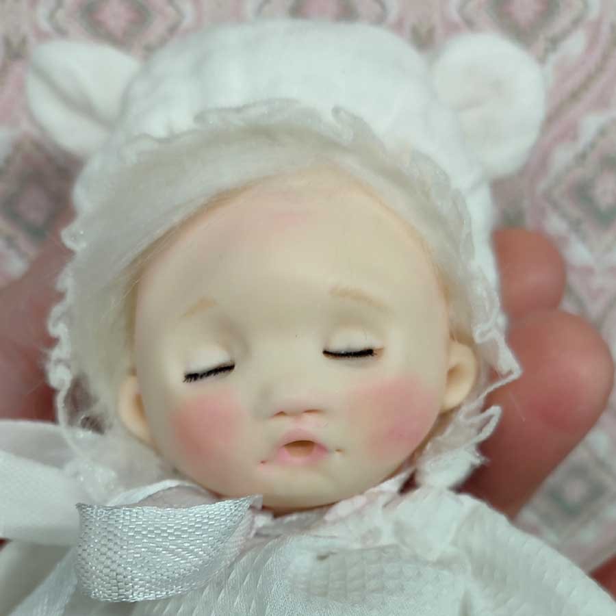 Muñeca bebé hecha a mano • Evaninas Muñeca bebé de porcelana fría y tela con gorrito de orejitas hecha a mano por Evaninas.