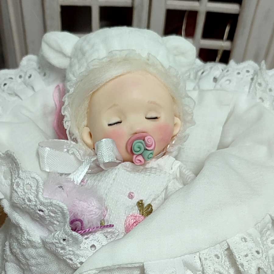 Muñeca bebé hecha a mano • Evaninas Cara de muñeca bebé con chupete de porcelana hecha a mano por Evaninas.