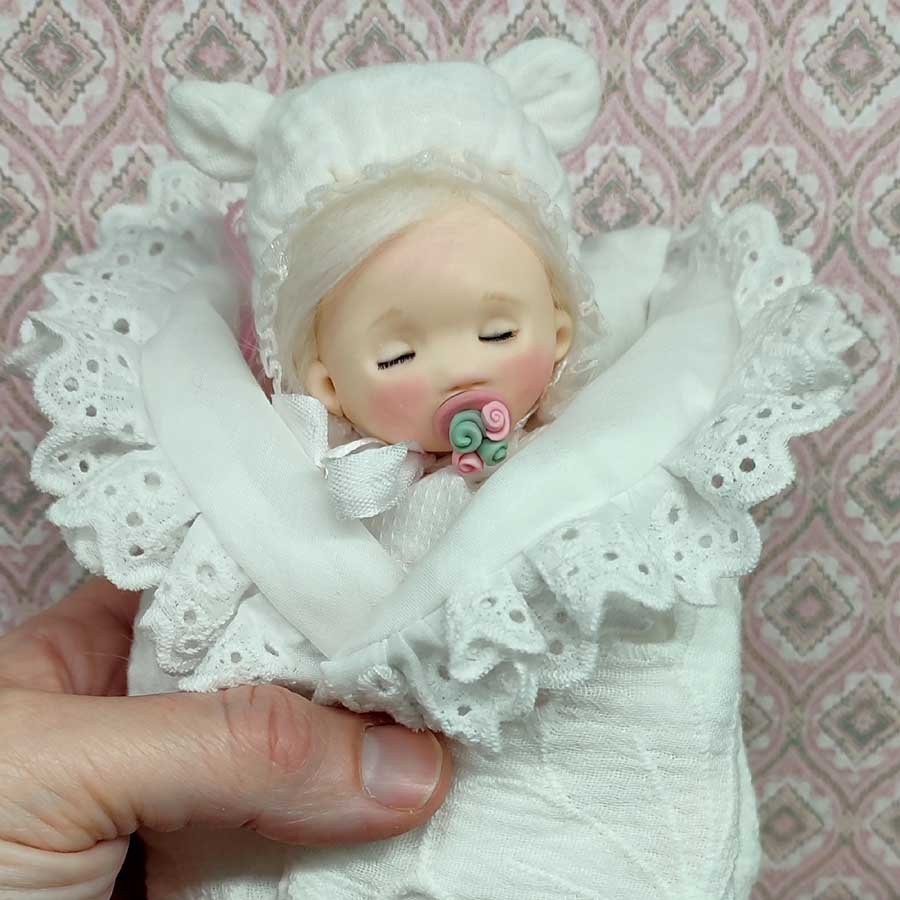 Muñeca bebé hecha a mano • Evaninas Muñeca con arrullo blanco con volantes hecho por Evaninas.