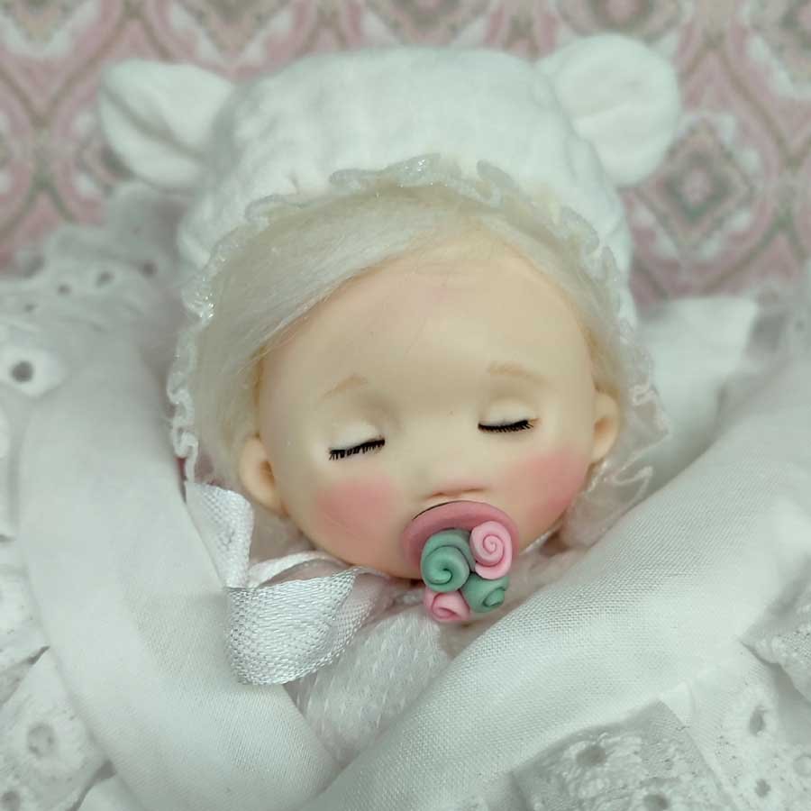 Muñeca bebé hecha a mano • Evaninas Muñeca con pelo rubio y chupete de porcelana hecha a mano por Evaninas.