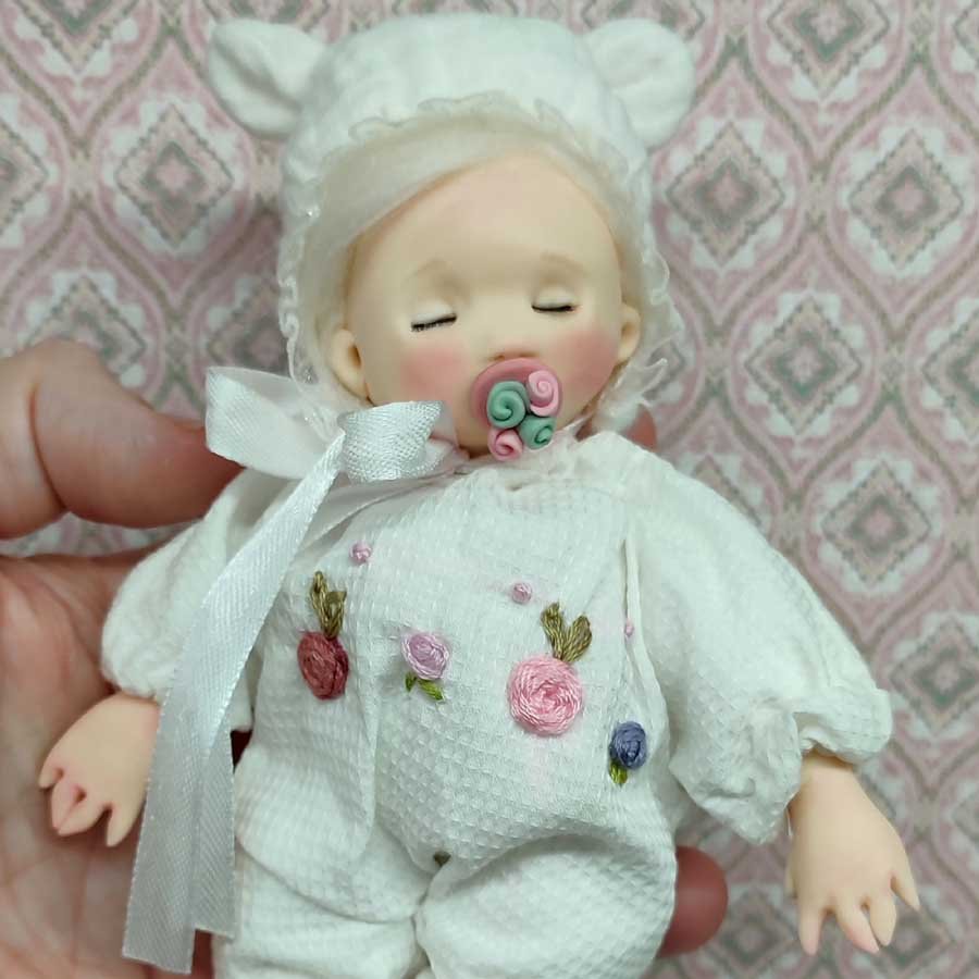 Muñeca bebé hecha a mano • Evaninas Muñeca con cuerpo blandito hecha a mano por Evaninas.