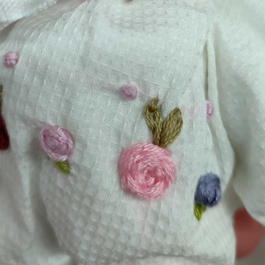 Muñeca bebé hecha a mano • Evaninas Muñeca con cuerpo bordado hecho a mano por Evaninas.