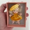 Muñeca con vestido amarillo en caja