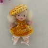 Muñeca de 7 cm. con boina amarilla hecha a mano por Evaninas.