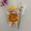 Muñeca pequeña con caballito de juguete hecha a mano por Evaninas.