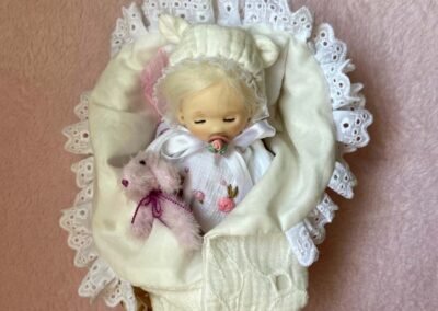 Muñeca bebé de porcelana y tela con arrullo hecha a mano por Evaninas.