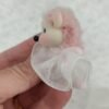 Muñeca en forma de erizo rosa hecha a mano por Evaninas.