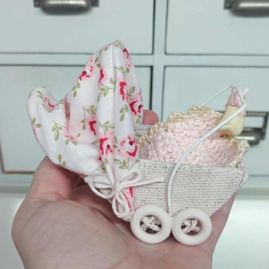 Mini cochecito para muñeca con mantita a crochet hecho a mano por Evaninas.