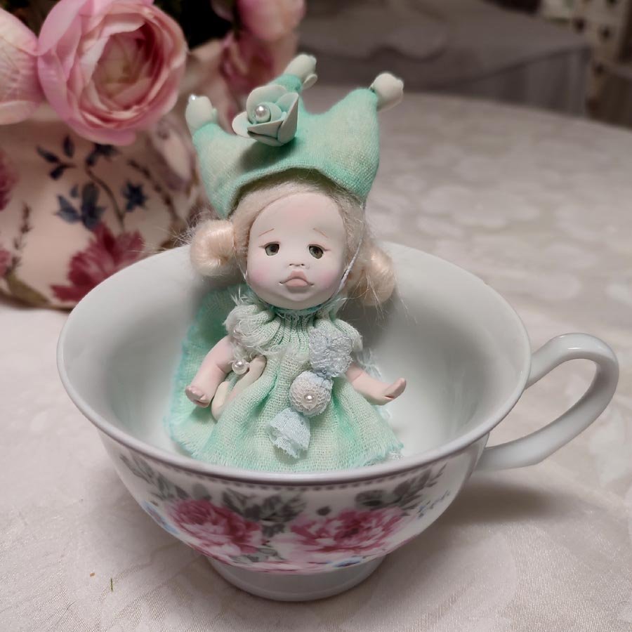 Muñeca Articulada • Evaninas Muñeca mini con gorro de tela y vestido a conjunto hecho a mano por Evaninas.