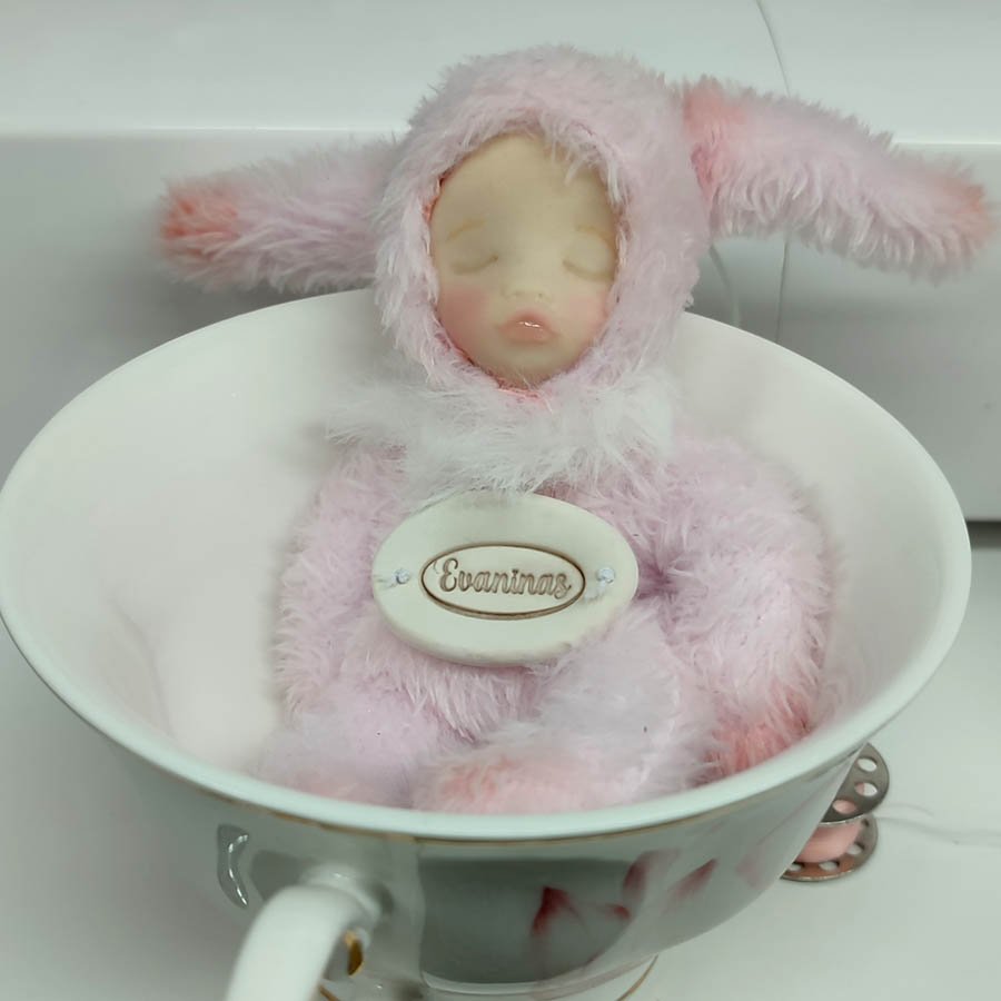 Muñeca Peludita con orejitas de conejo hecha a mano por Evaninas.