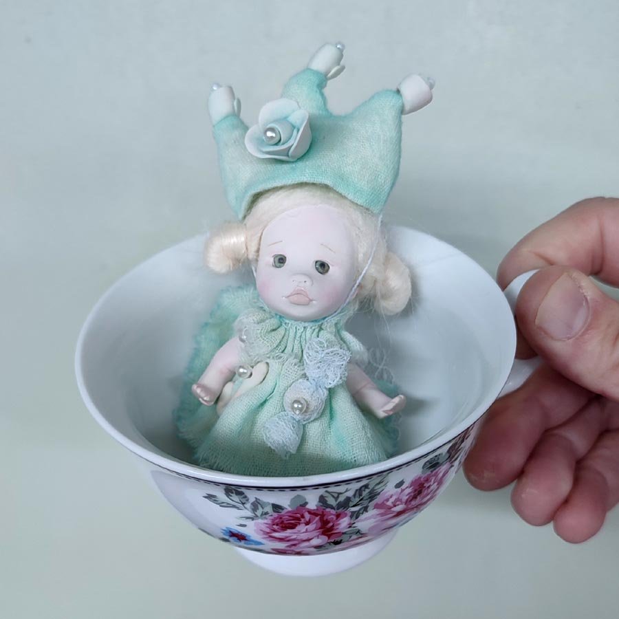 Muñeca Articulada • Evaninas Muñeca en taza de té hecha a mano por Evaninas.