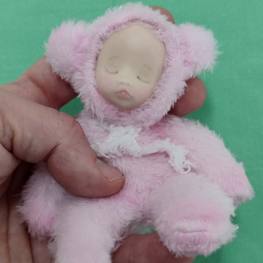 Muñeca con cuerpo de coralina rosa hecha a mano por Evaninas.
