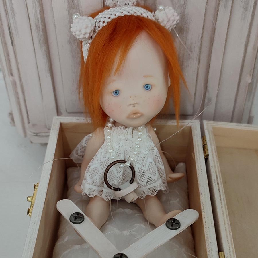 Muñeca marioneta pelirroja hecha a mano por Evaninas.