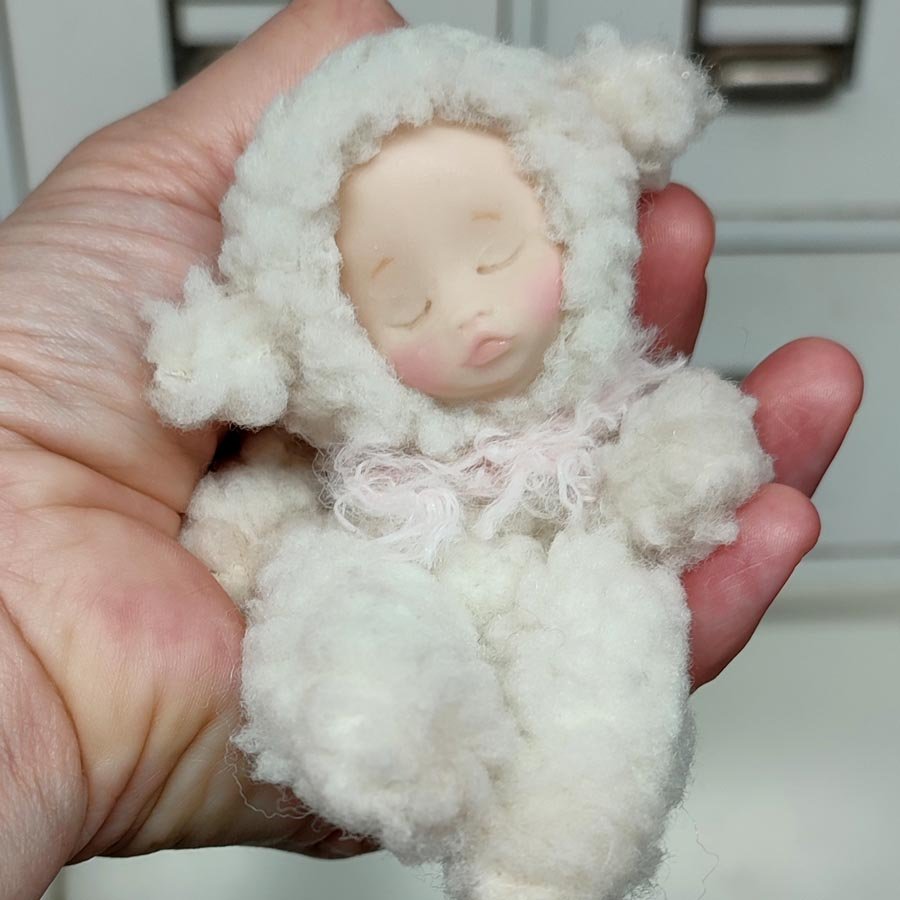 Muñeca peludita para colgar hecha a mano por Evaninas.