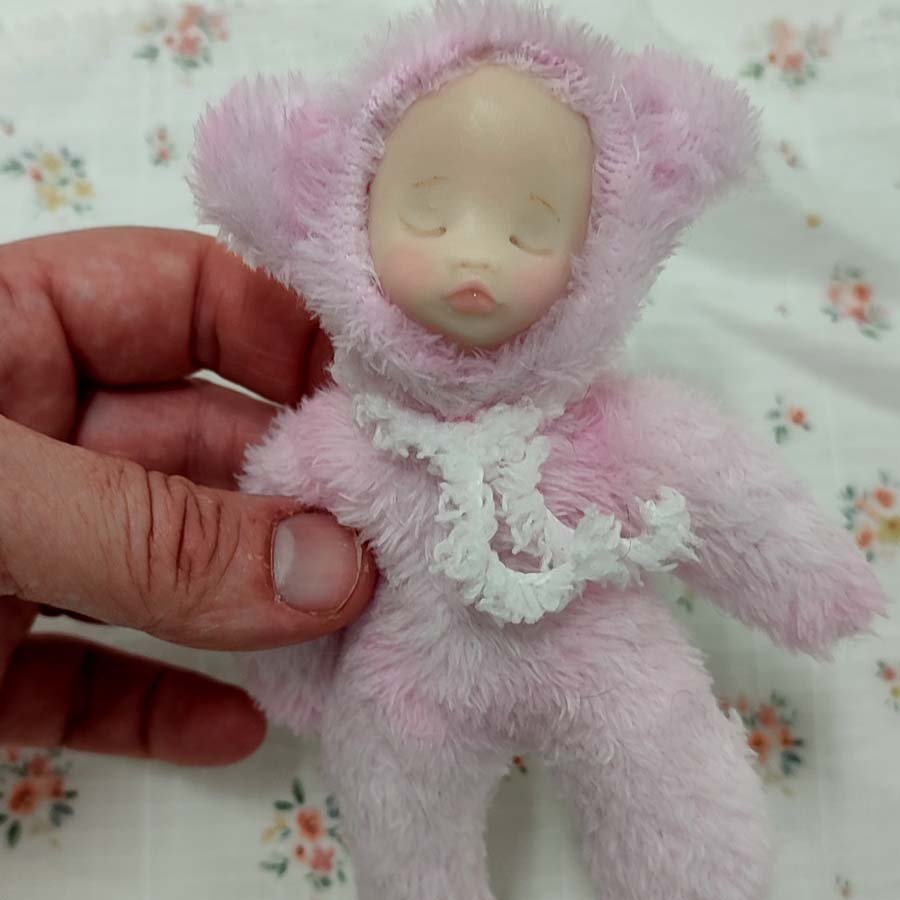 Muñeca Peludita Piruleta • Evaninas Muñequita para colgar en el bolso hecha a mano por Evaninas.