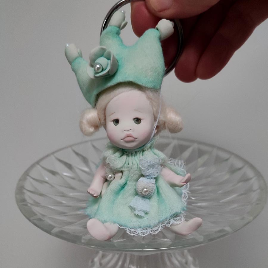 Muñeca Articulada • Evaninas Muñequita decorativa para decorar tu mesa. Hecha a mano por Evaninas.