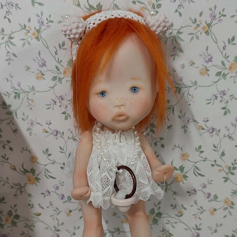 Muñeca Marioneta Pelirroja • Evaninas Mini muñeca marioneta con vestido blanco hecha a mano por Evaninas.