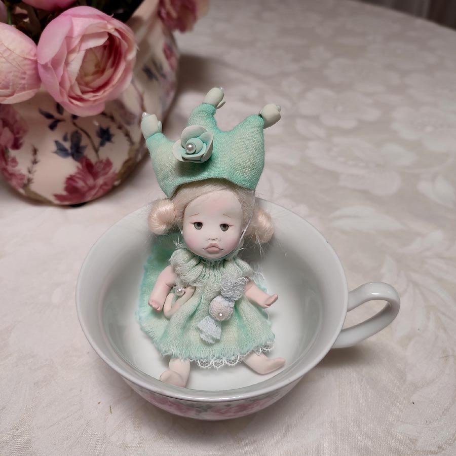 Muñeca Articulada • Evaninas Muñeca pequeña con vestido y gorrito verdes hecha a mano por Evaninas.