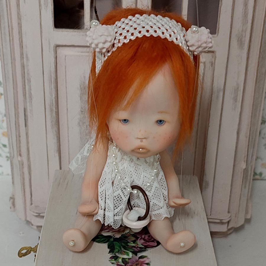 Muñeca Marioneta Pelirroja • Evaninas Muñeca pequeña con diadema hecha a mano por Evaninas.