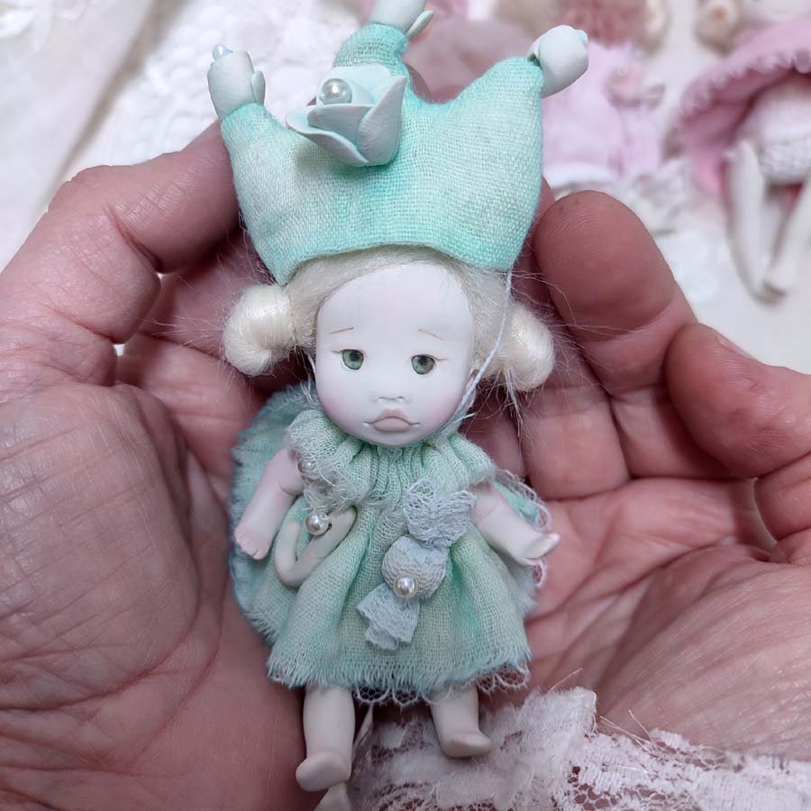 Muñeca Articulada • Evaninas Muñeca pequeña con gorrito hecha a mano por Evaninas.