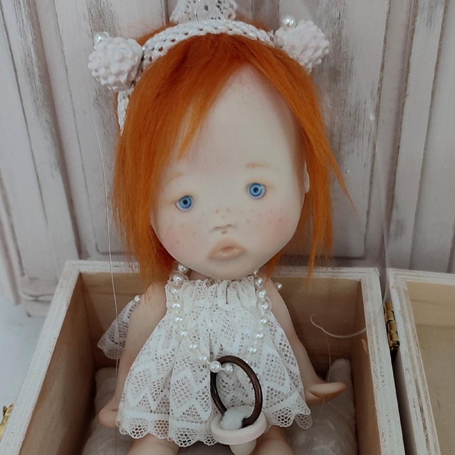 Muñeca Marioneta Pelirroja • Evaninas Muñeca con pelo naranja y ojos azules en arcilla polimérica hecha a mano por Evaninas.