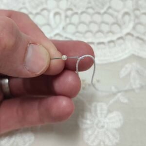 Indicaciones para unir piezas de muñeca mostrado por Evaninas.