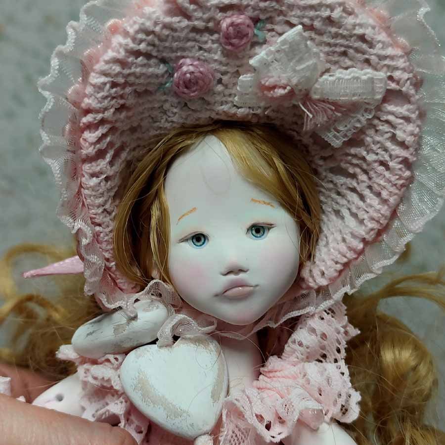 Muñeca de arcilla con gorro de época hecha a mano por Evaninas.