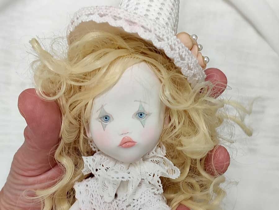 Una muñeca: Un puente entre infancia y presente