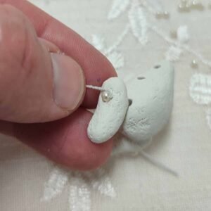 Uniendo piezas de muñeca de arcilla por Evaninas.