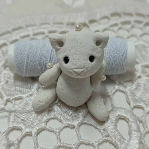 Muñeco gatito de arcilla blanca por Evaninas.