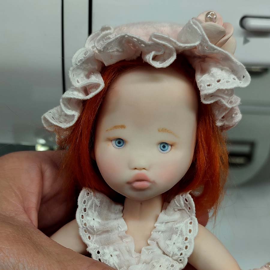 Muñeca con Delantal y Osita • Evaninas Muñeca con gorro fruncido y puntillas hecho a mano por Evaninas.