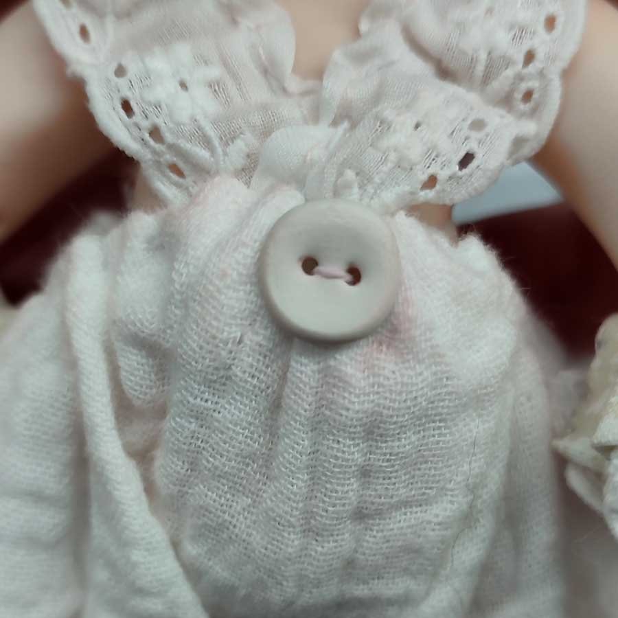 Muñeca con Delantal y Osita • Evaninas Muñeca pelirroja con detalles de arcilla hecha a mano por Evaninas.