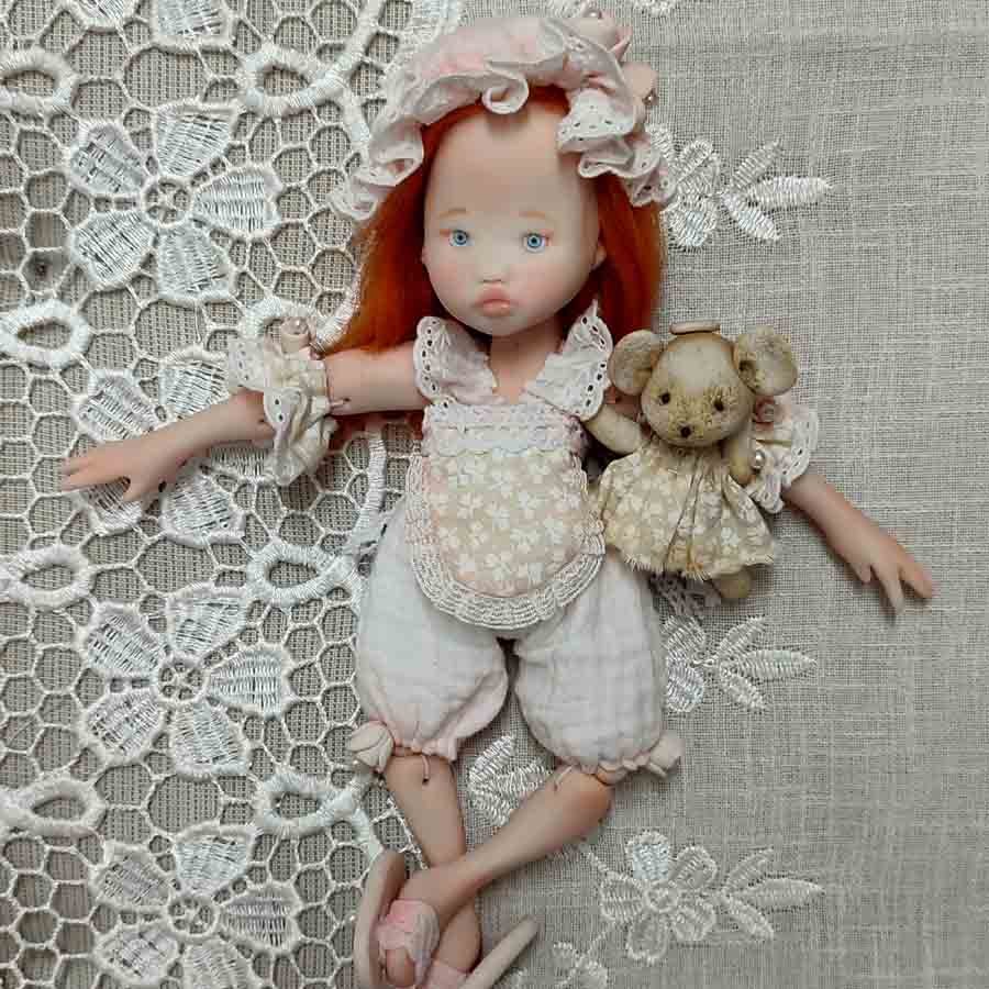 Muñeca con Delantal y Osita • Evaninas Muñeca con pantalón y delantal amarillo hecha a mano por Evaninas.