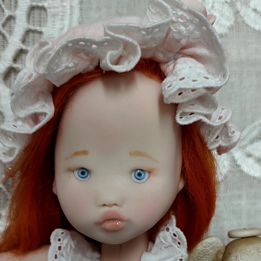 Muñeca con Delantal y Osita • Evaninas Cara de muñeca con ojos azules hecha a mano por Evaninas.