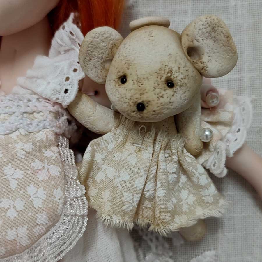 Muñeca con Delantal y Osita • Evaninas Osita modelada en arcilla blanca hecha a mano por Evaninas.