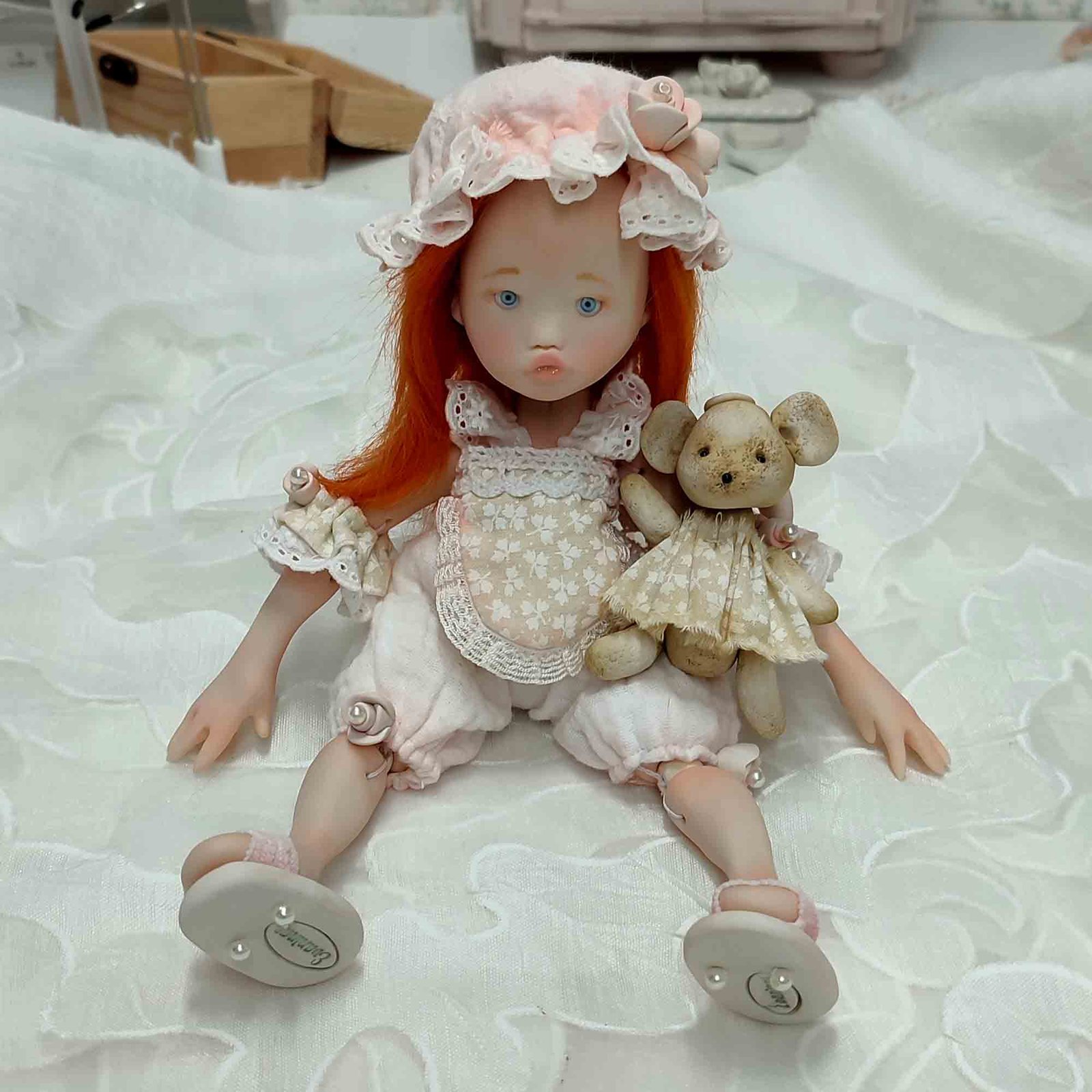 Muñeca con Delantal y Osita • Evaninas Muñeca articulada modelada en arcilla hecha a mano por Evaninas.