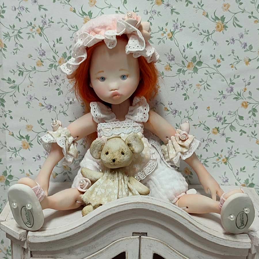 Muñeca articulada con osita hecha a mano por Evaninas.